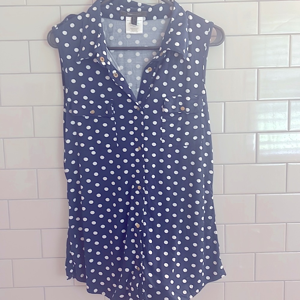 BCBG Maxazria navy polka dot sleeveless blouse. Size L.